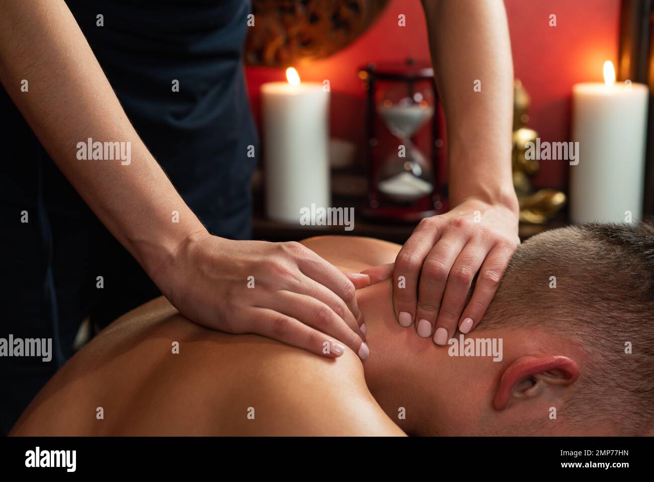 Entspannende Nackenmassage im Massagesalon. Stockfoto