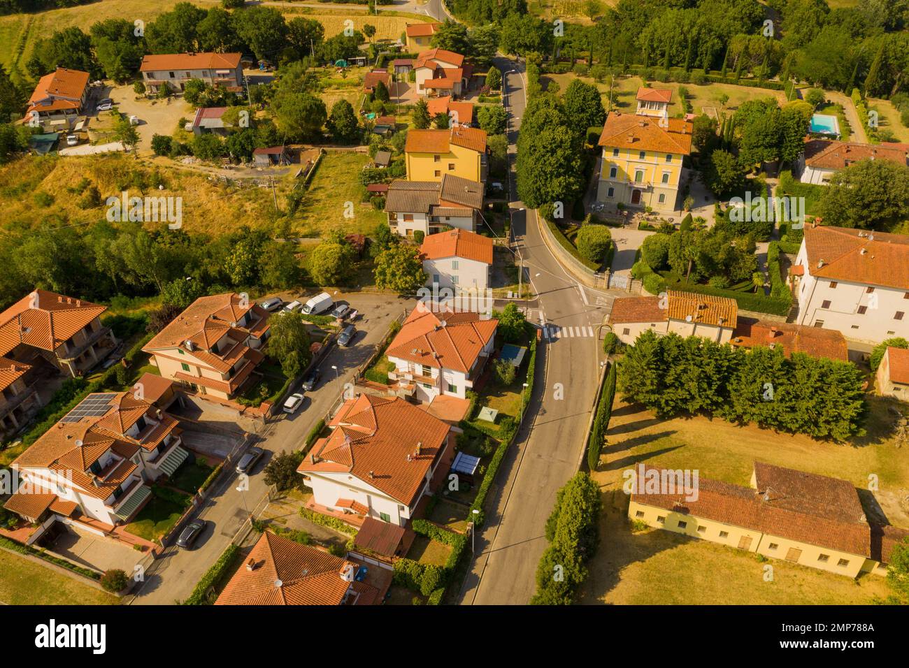 Drohnenfotografie toskanischer Kleinstadt im Sommer Stockfoto