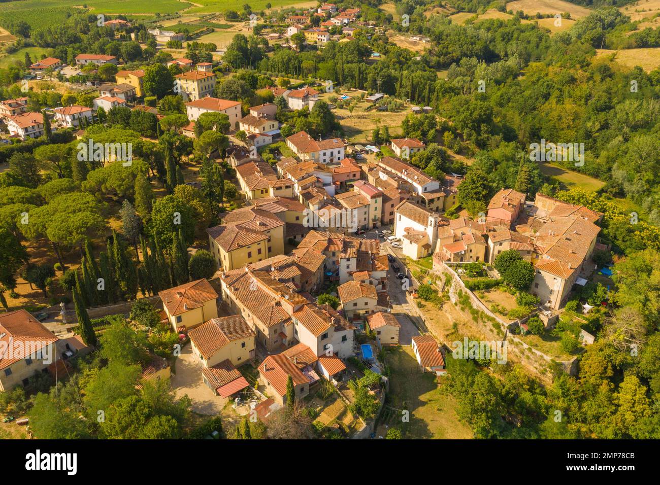 Drohnenfotografie toskanischer Kleinstadt im Sommer Stockfoto