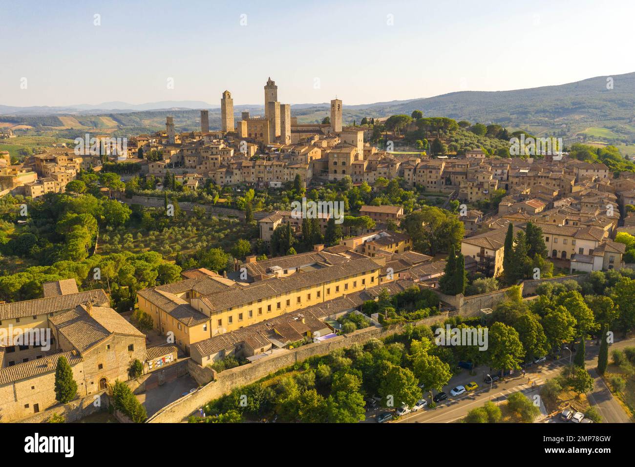 Drohnenfotografie der italienischen Altstadt san gimignano im Sommer Stockfoto