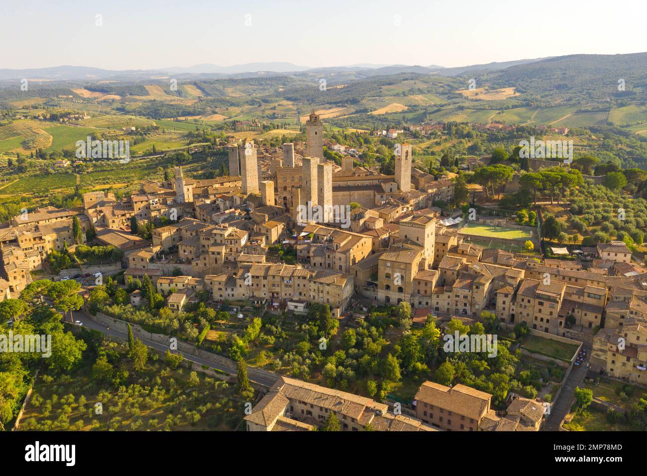 Drohnenfotografie der italienischen Altstadt san gimignano im Sommer Stockfoto
