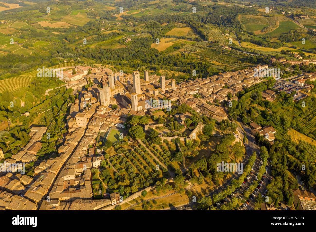 Drohnenfotografie der italienischen Altstadt san gimignano im Sommer Stockfoto
