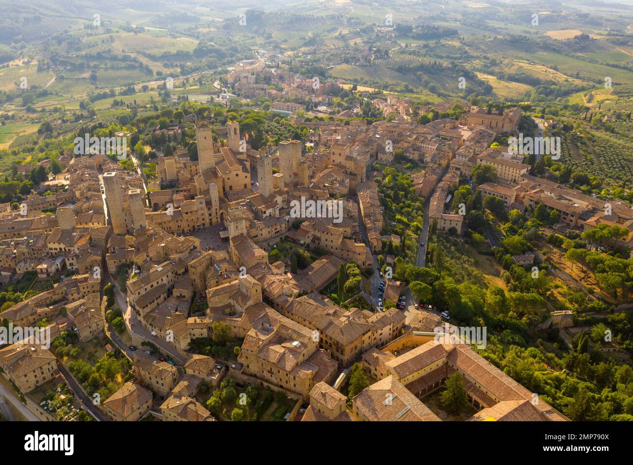 Drohnenfotografie der italienischen Altstadt san gimignano im Sommer Stockfoto