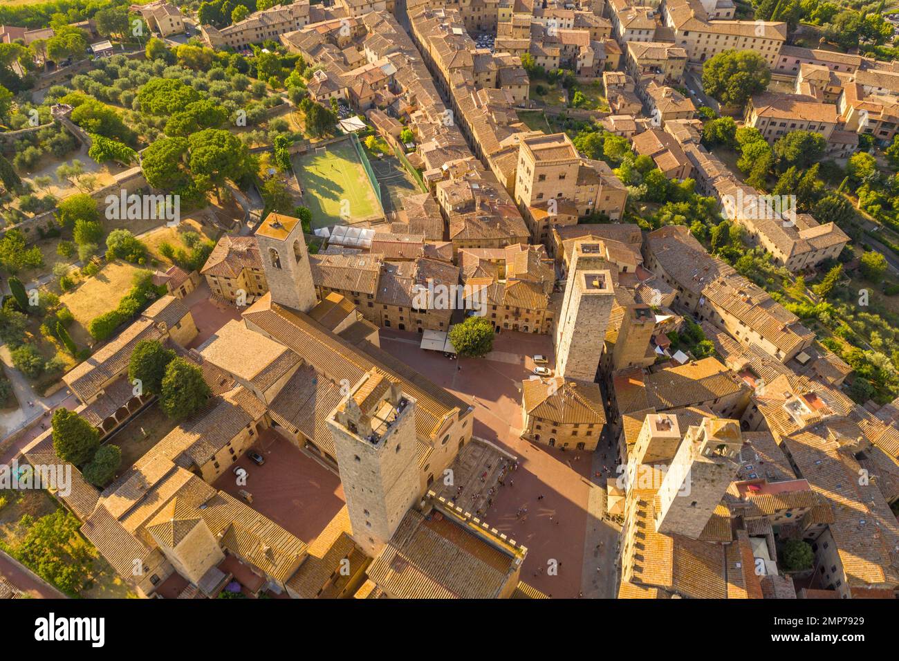 Drohnenfotografie der italienischen Altstadt san gimignano im Sommer Stockfoto
