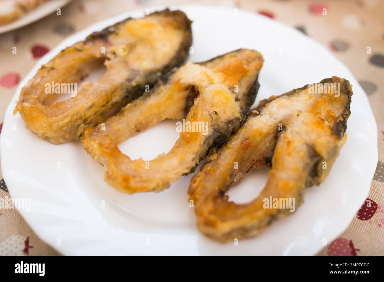 Drei frittierte Karpfen auf einem weißen Teller Stockfoto
