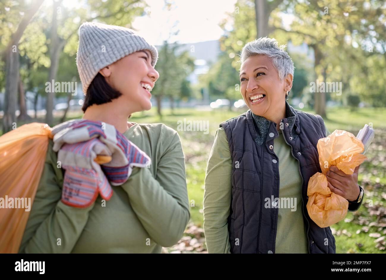 Reinigung, Plastiktüte und Menschen im Park für gemeinnützige Arbeit, Freiwilligenarbeit und Verschmutzung helfen, unterstützen und Ziele. Glückliche Seniorin mit Jugend Stockfoto