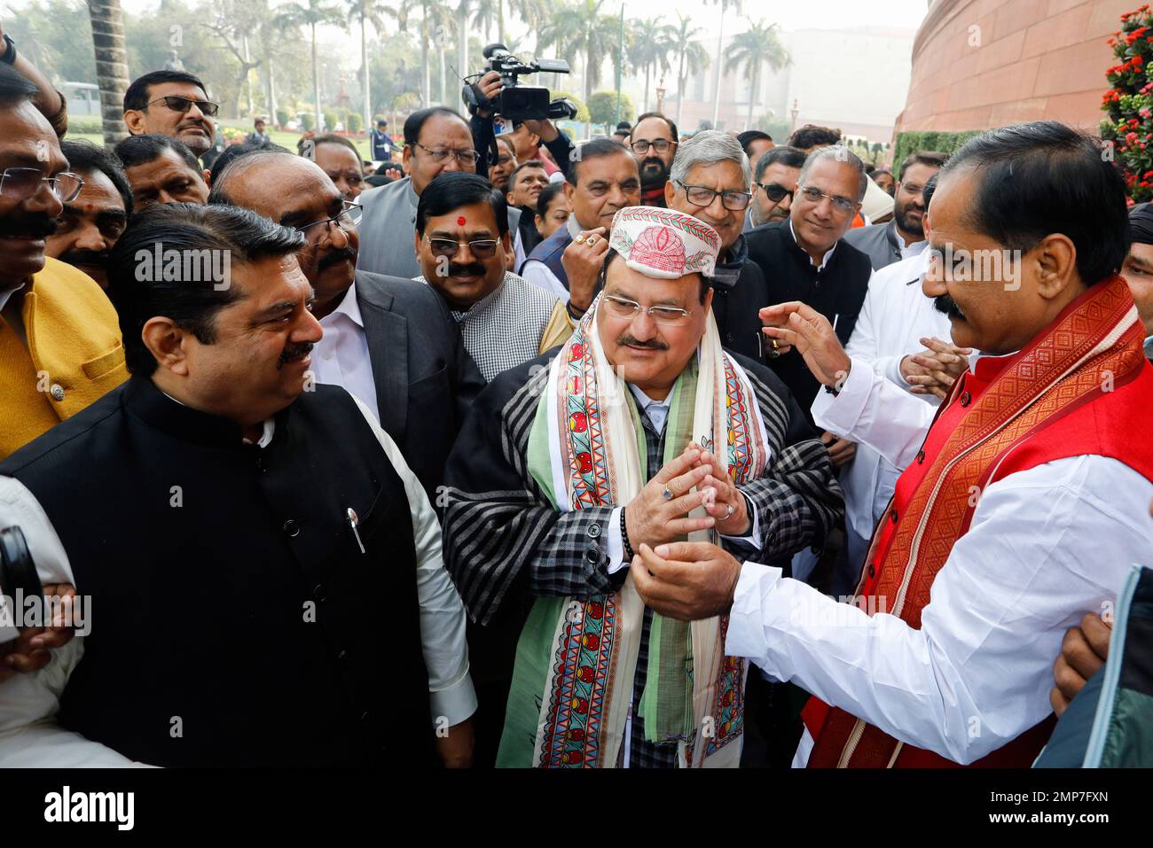 Neu-Delhi, Indien. 31. Januar 2023. Bharatiya Janata Parteipräsident Jagat Prakash Nadda (C), der am ersten Tag der Haushaltssitzung im Parlamentsgebäude in Neu-Delhi von BJP-Parteiführern empfangen wurde. (Foto: Naveen Sharma/SOPA Images/Sipa USA) Guthaben: SIPA USA/Alamy Live News Stockfoto