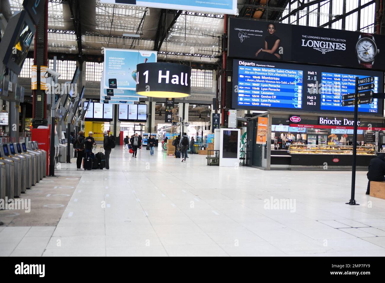 Reisende am Bahnhof Gare de Lyon während der landesweiten Streiks und Proteste gegen den Rentenreformplan der Regierung am 31. Januar 2023 in Paris, Frankreich. Foto: Lionel Urman/ABACAPRESS.COM Stockfoto