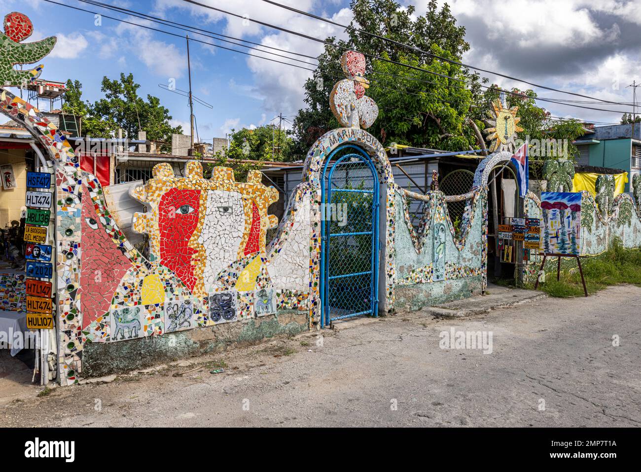 Geflieste Gartenwand in Fusterlandia, Jaimanitas, Havanna, Kuba. Stockfoto