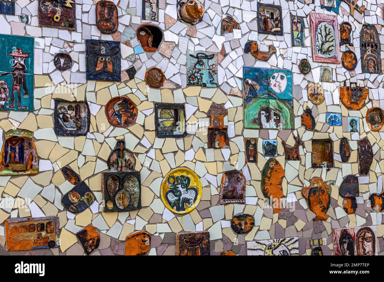 Geflieste Gartenwand in Fusterlandia, Jaimanitas, Havanna, Kuba. Stockfoto