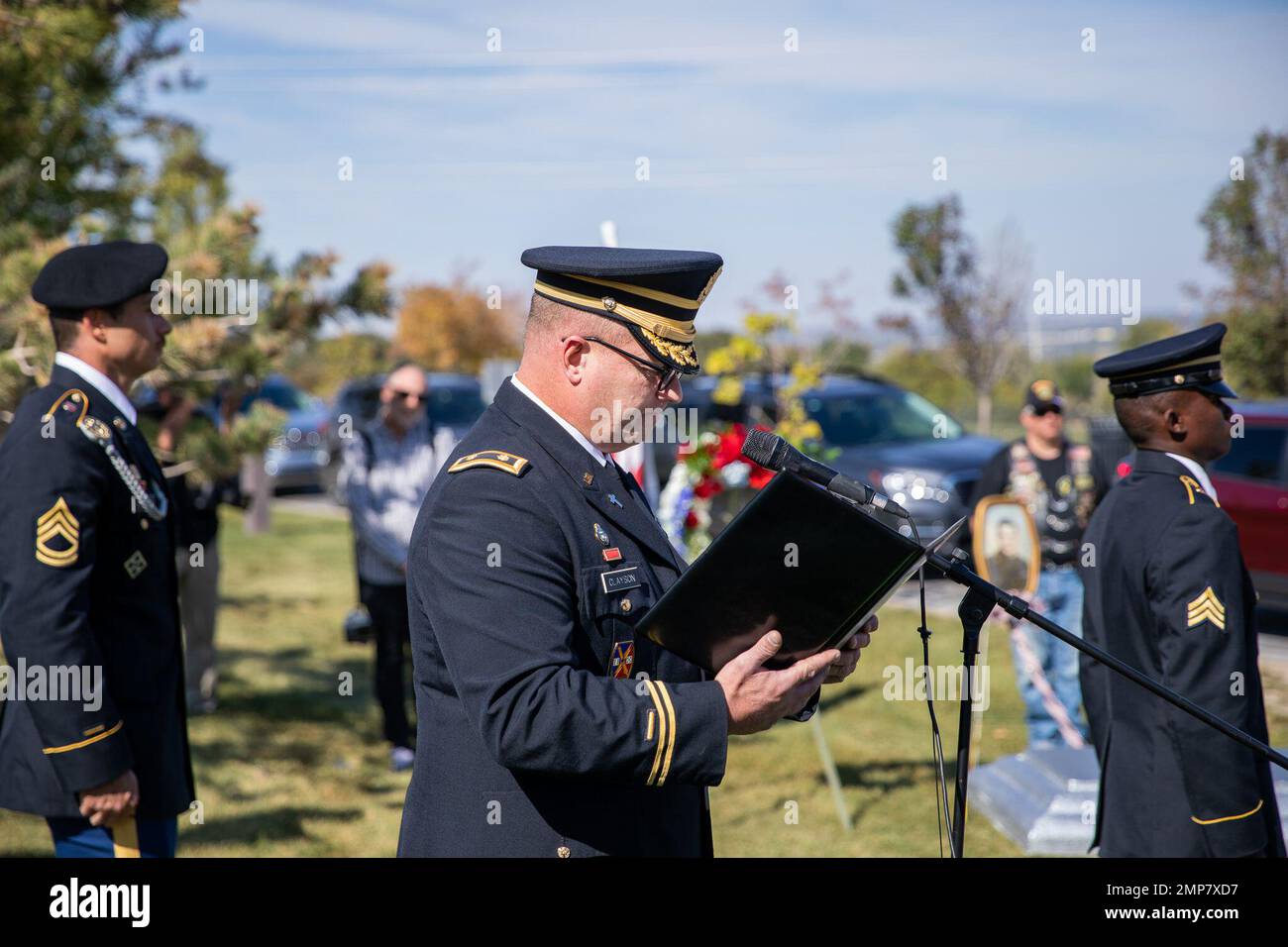 Die Ehrengarde der Utah National Guard führt Begräbnishonorate für die überlebende Familie des US Army Air Corps Sgt durch. Elvin L. Phillips, ein Flugmann, der vor 79 Jahren während des Zweiten Weltkriegs getötet wurde Familie aus mehreren Staaten, Freunde, Ersthelfer und Dienstmitglieder versammelten sich während der Beerdigung auf dem Utah Veterans Cemetery & Memorial Park in Bluffdale, Utah, am 11. Oktober 2022, um Respekt zu zollen. Stockfoto