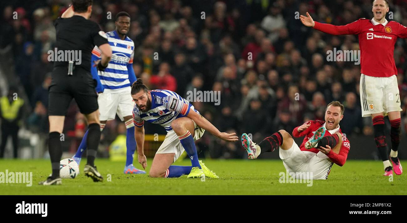 Dateifoto vom 28.-01-2023 von Christian Eriksen von Manchester United (rechts), der wegen einer Verletzung des Knöchels im FA-Pokalsieg von Manchester United gegen Reading voraussichtlich bis Ende April oder Anfang Mai außer Gefecht gesetzt wird, hat der Premier League Club angekündigt. Ausgabedatum: Dienstag, 31. Januar 2023. Stockfoto