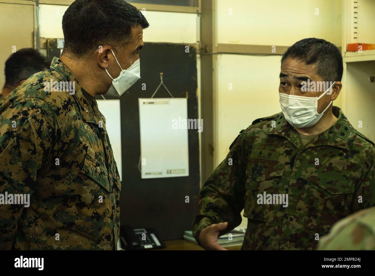 U.S. Marine Corps LT. Col. Stephen J. Boada, Kommandant des bataillons 3D, 12. Marineinfanteristen, Und der Major der japanischen Selbstverteidigungskräfte, General Ryuji Toyota, kommandierender General, bilaterale Koordinierungsabteilung, Bodentomponentenkommando, diskutieren während des Resolute Dragon 22 im Lager Shizunai, Hokkaido, Japan, 11. Oktober 2022 Operationen im bilateralen Bodentaktischen Kontrollzentrum. Resolute Dragon 22 ist eine jährliche bilaterale Übung zur Stärkung der Verteidigungsfähigkeiten der US-Japan-Allianz durch integrierte Kommando- und Kontrollmaßnahmen, Zielführung, kombinierte Waffen und Manöver über mehrere Mu hinweg Stockfoto