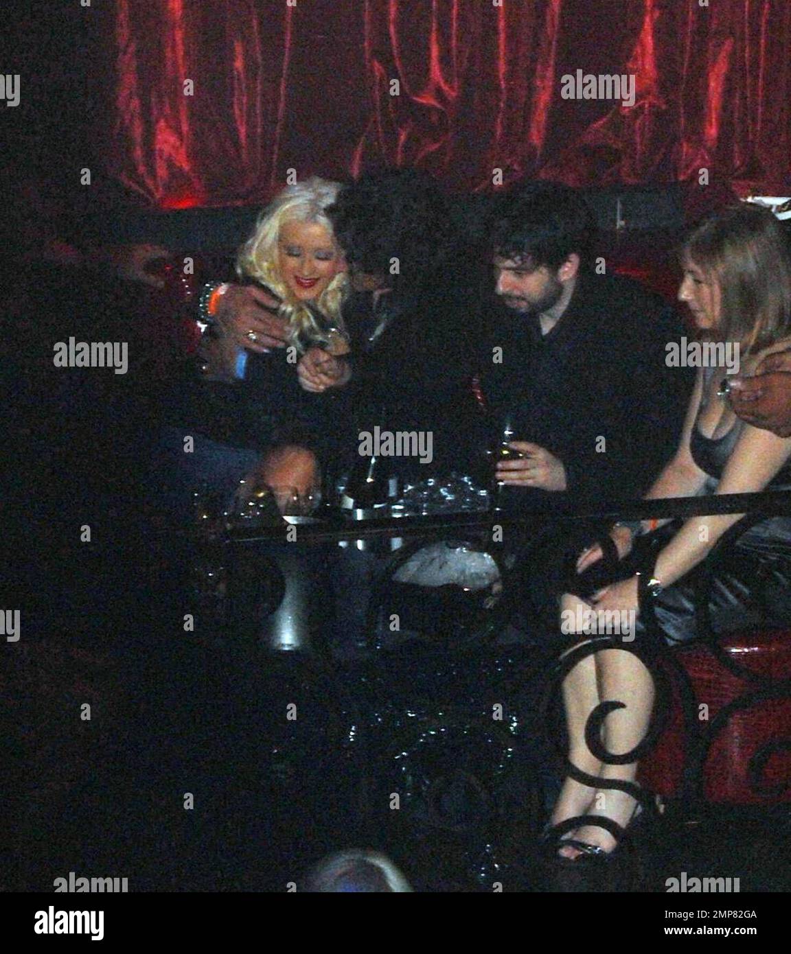 Exklusiv!! Christina Aguilera sitzt im vip-Bereich und trinkt Champagner und macht es sich mit Freunden gemütlich, während ihr Ehemann Jordan Bratman in der Nähe sitzt. Die Pop-Prinzessin und die neue Mutter veranstalteten den Abend im LAX-Nachtclub. Las Vegas, NV 5/31/08 Stockfoto