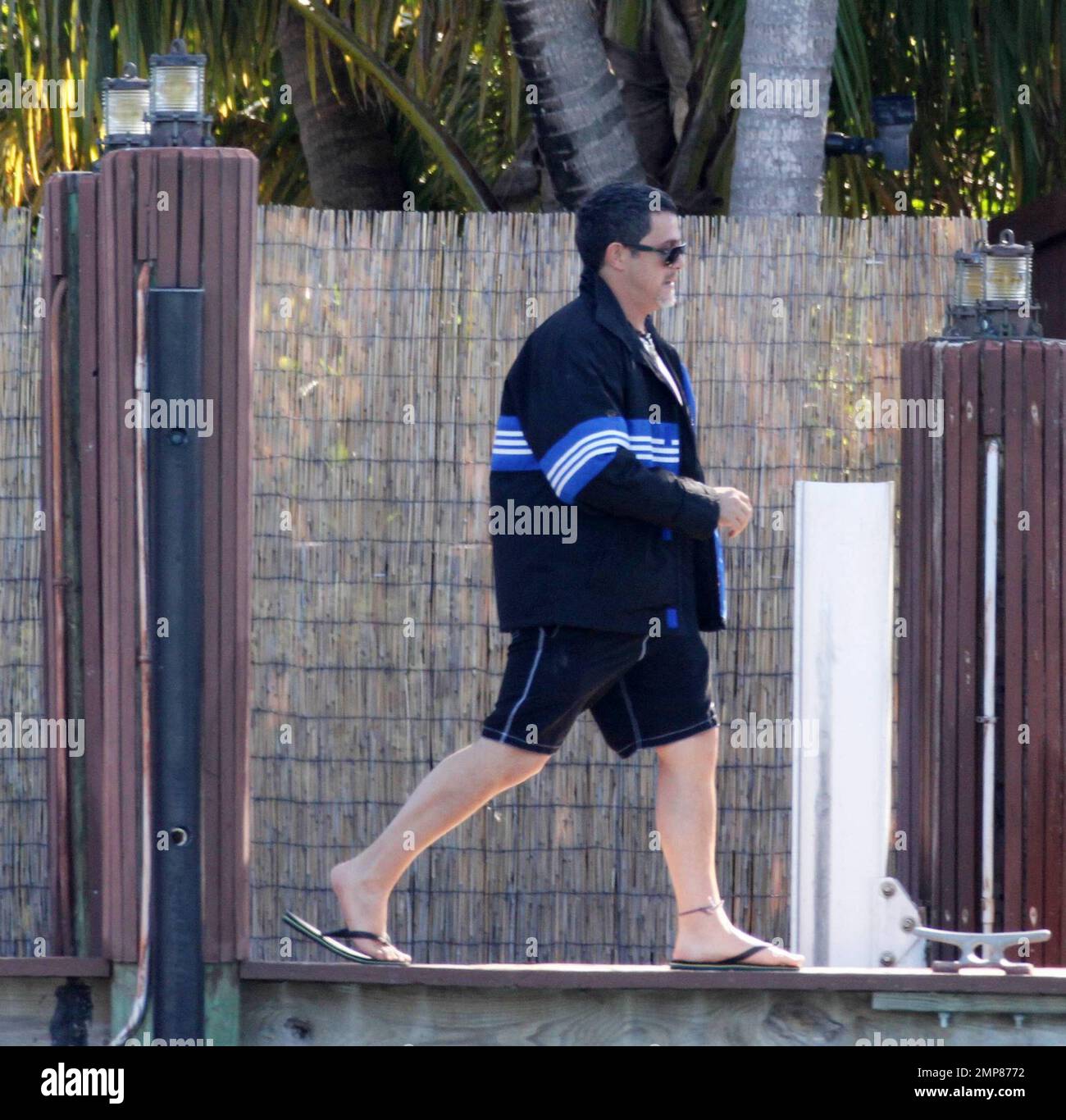 EXKLUSIV!! Der spanische Sänger, Songwriter und Musiker Alejandro Sanz unterstützt seine Freunde beim Andocken ihres Boots in seinem Herrenhaus am Ufer in Miami. Später am Tag besuchte Sanz die Modenschau der Yves Saint Laurent Cruise Collection 2011, die von Vogue in der Casa de Suenos präsentiert wurde. Während seiner Karriere hat Sanz insgesamt 15 Latin Grammy Awards und 2 Grammy Awards gewonnen. Unter seinen Freunden waren die Tennisspieler Fernando Verdasco und Feliciano Lopez. Miami Beach, FL 12/4/10 Stockfoto