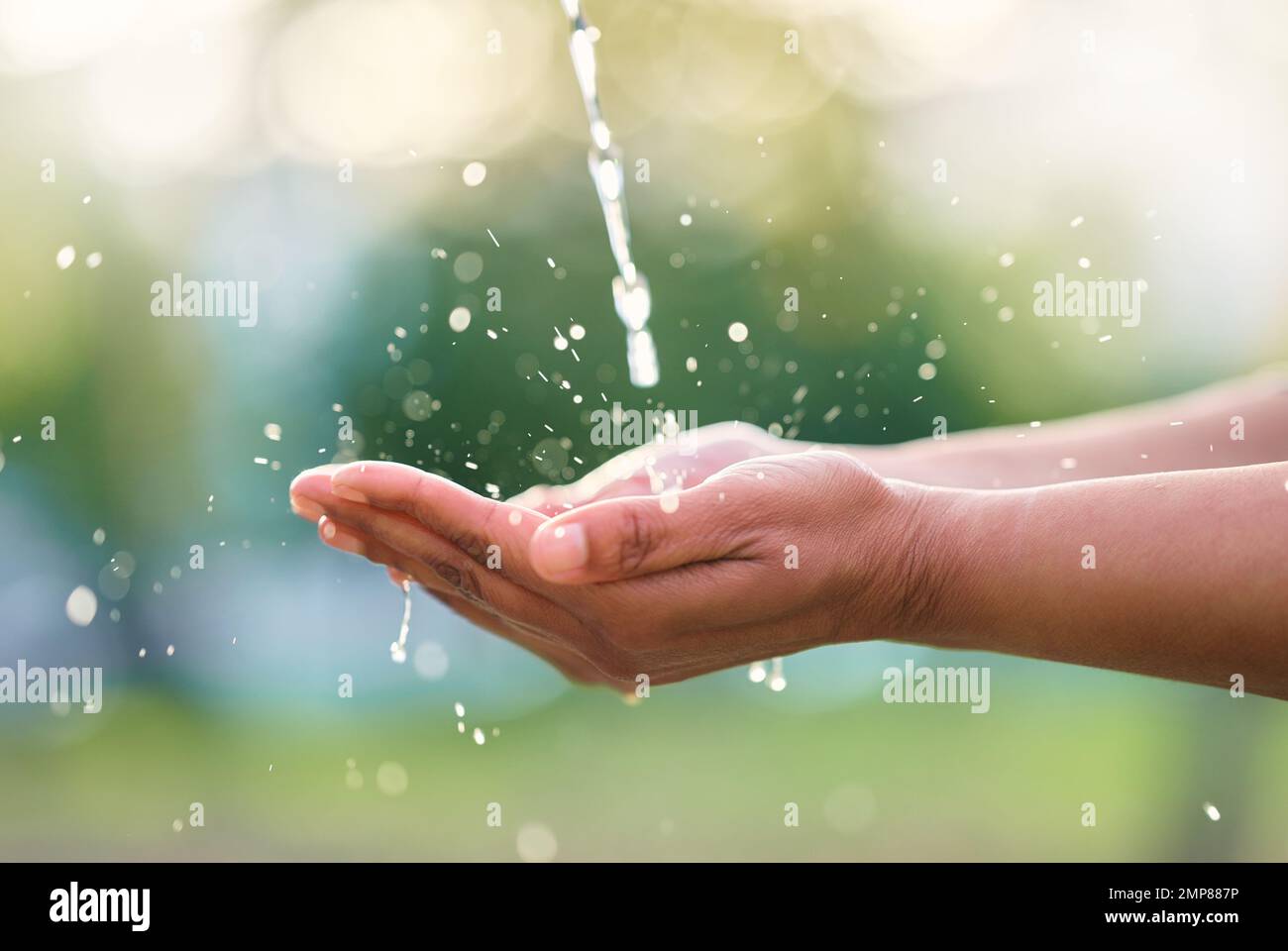 Draußen, Hände und Mensch mit natürlichem Wasser zum Waschen, Reinigen oder für Körperhygiene. Natürliche, organische und afrikanische männliche Hand mit Aqua zum Waschen Stockfoto