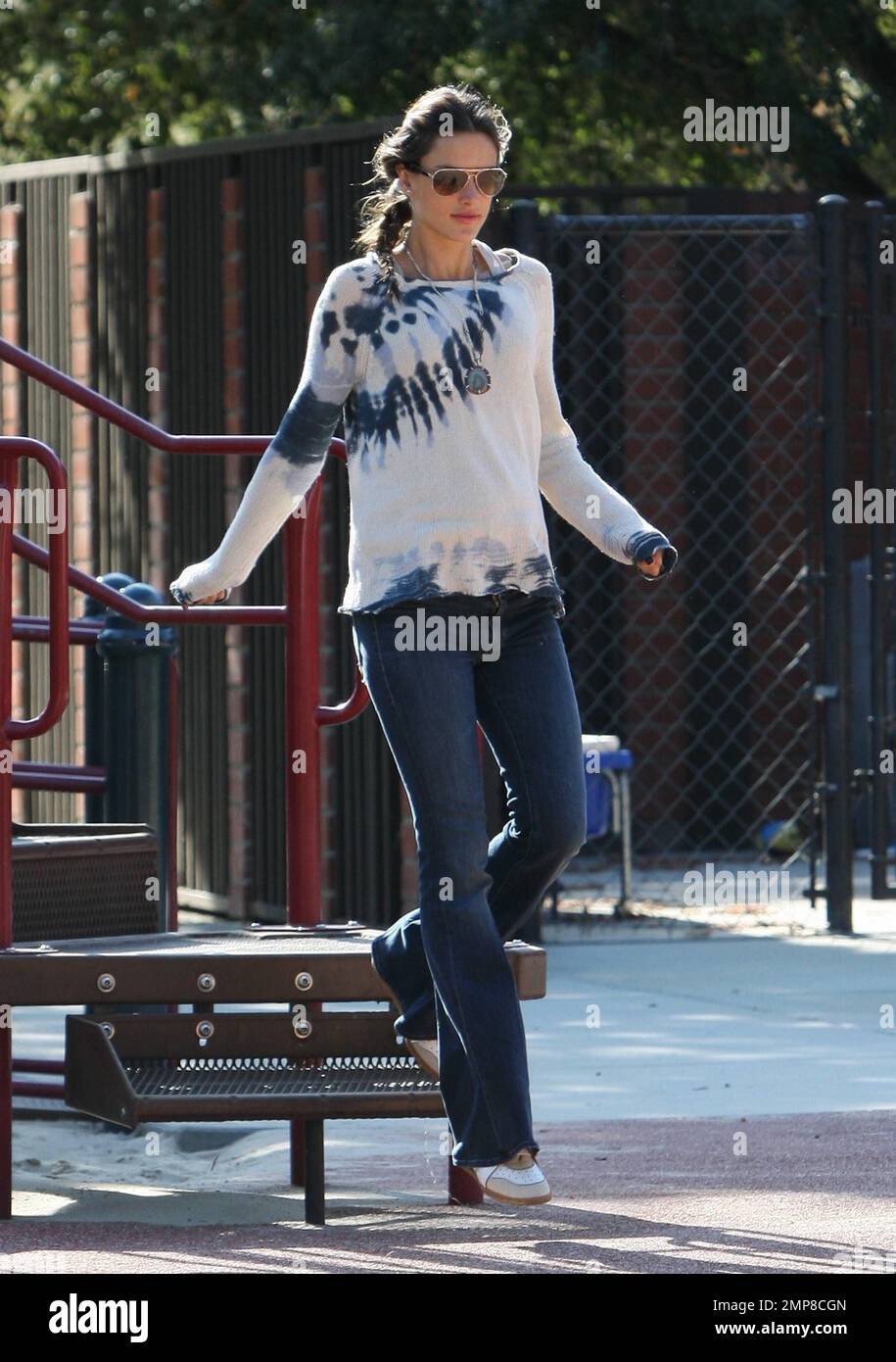Victoria's Secret Model Alessandra Ambrosio, die im sechsten Monat schwanger ist, mit ihrem zweiten Kind und ihrer Verlobten Jamie Mazur, wurde gesehen, wie sie eine schöne Zeit mit der 3-jährigen Tochter des Paares Anja Louise verbringt. Das Duo aus Mami und Tochter wurde in einem Park in Beverly Hills gesehen, wo sie Spaß auf den Schaukeln hatten und ein Spiel Fangen spielten. Alessandra nahm sich auch die Zeit, den Moment festzuhalten, indem sie ihre Kamera herausbrachte und einige Fotos von ihrem kleinen Engel machte. Das 30 Jahre alte brasilianische Modell trug ein weißes, blaues Krawatten-Oberteil, blaue Jeans, ein lockeres Geflecht und eine Sonnenbrille. Los Angeles, Kalifornien. 1. März 2012 Stockfoto