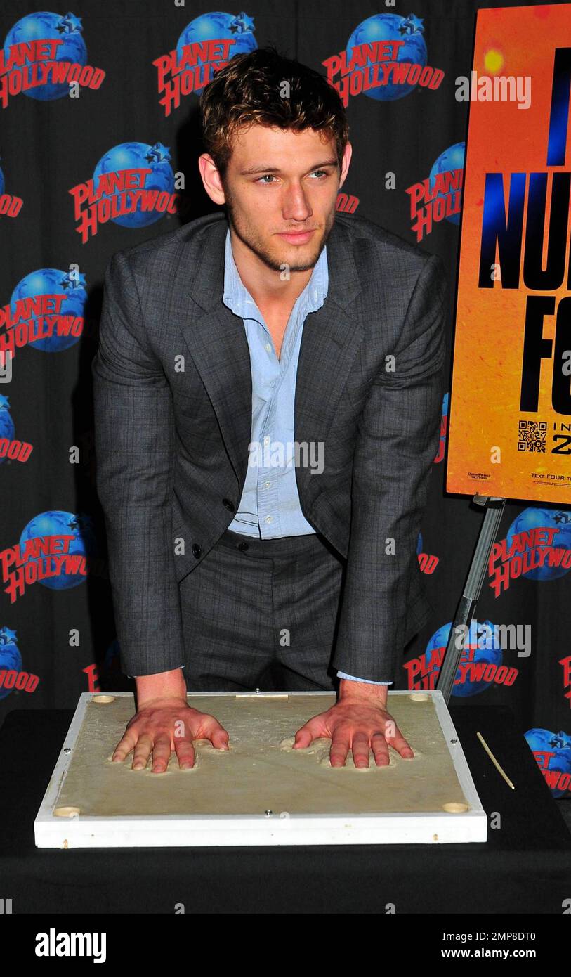 Alex Pettyfer wirbt für seinen neuen Film „I am Number Four“ bei einer Handabdruckzeremonie im Planet Hollywood am Times Square. New York, NY. 2/7/11. Stockfoto