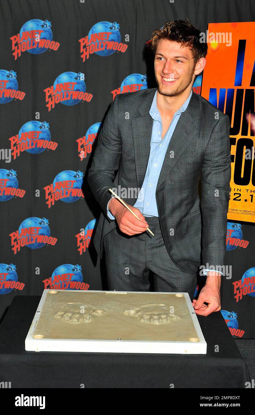 Alex Pettyfer wirbt für seinen neuen Film „I am Number Four“ bei einer Handabdruckzeremonie im Planet Hollywood am Times Square. New York, NY. 2/7/11. Stockfoto