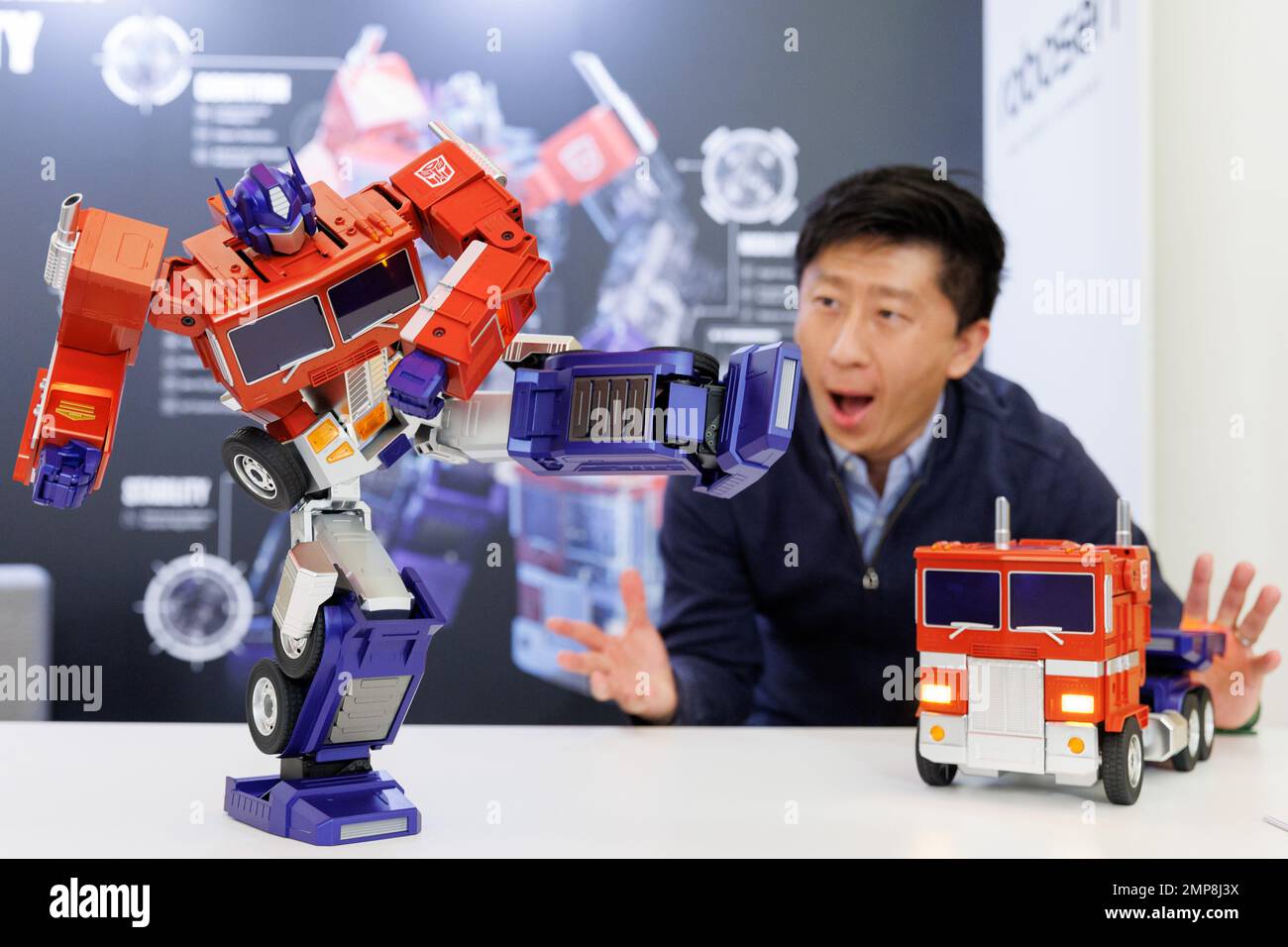 Nürnberg, Deutschland. 31. Januar 2023. Der interaktive und sich selbst transformierende Transformerroboter „Optimus Prime“ von der Robosen-Firma agiert während der Spielwarenmesse-Neuauflage auf einem Tisch. Die Spielwarenmesse 72. findet vom 1. Bis 5. Februar 2023 statt. Kredit: Daniel Karmann/dpa/Alamy Live News Stockfoto