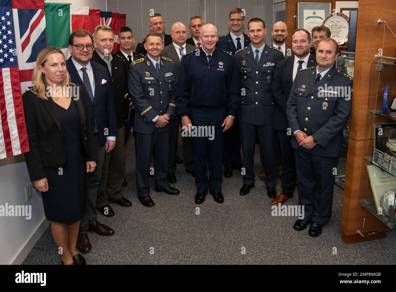 CRYSTAL CITY, VA. (Okt 11, 2022) – Generalleutnant Michael Schmidt, Leiter des gemeinsamen Programms F-35, tritt in Posen mit Blanka Cupáková, dem stellvertretenden tschechischen Verteidigungsminister für Wirtschaft, Jan Jireš, dem stellvertretenden tschechischen Minister für Verteidigungspolitik und Strategie, Und andere Mitglieder der tschechischen F-35 Delegation während eines Telefonat im F-35-Programm-Hauptquartier in Crystal City, VA., 11. Oktober 2022. Das gemeinsame Programmbüro F-35 ist der Schwerpunkt des Verteidigungsministeriums für die 5.-Generation-Schlagflugzeuge für die Marine, die Luftwaffe, die Marine und unsere Verbündeten. Die F-35 ist die führende Multi-Mission, 5. Generation weapo Stockfoto