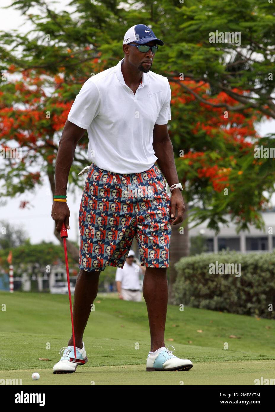 Der ehemalige NBA-Spieler Alonzo trägt Obama-Golfshorts, während er das alljährliche Irie Weekend Celebrity Golf Tournament 8. im Melreese Golf Club in Miami, FL, besucht. 29. Juni 2012 . Stockfoto