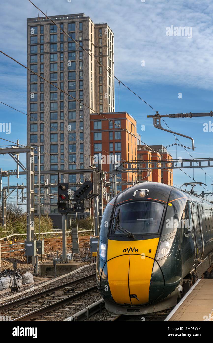 Die Great Western Locomotive „Paddington Bear“ fährt an der Plattform der Reading Station in Berkshire an. Stockfoto