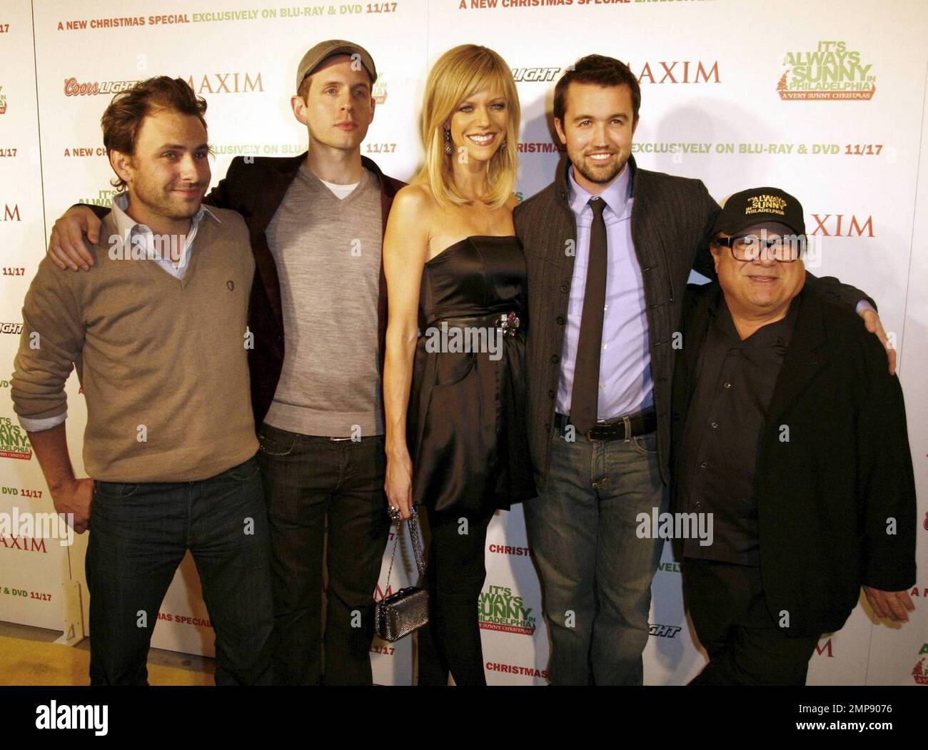 Charlie Day, Glenn Howerton, Kaitlin Olson, Rob McElhenney und Danny DeVito auf der Startparty für das „IT's Always Sunny in Philadelphia“ Holiday Special im Guys and Dolls Club in Los Angeles, Kalifornien. 11/12/09. Stockfoto