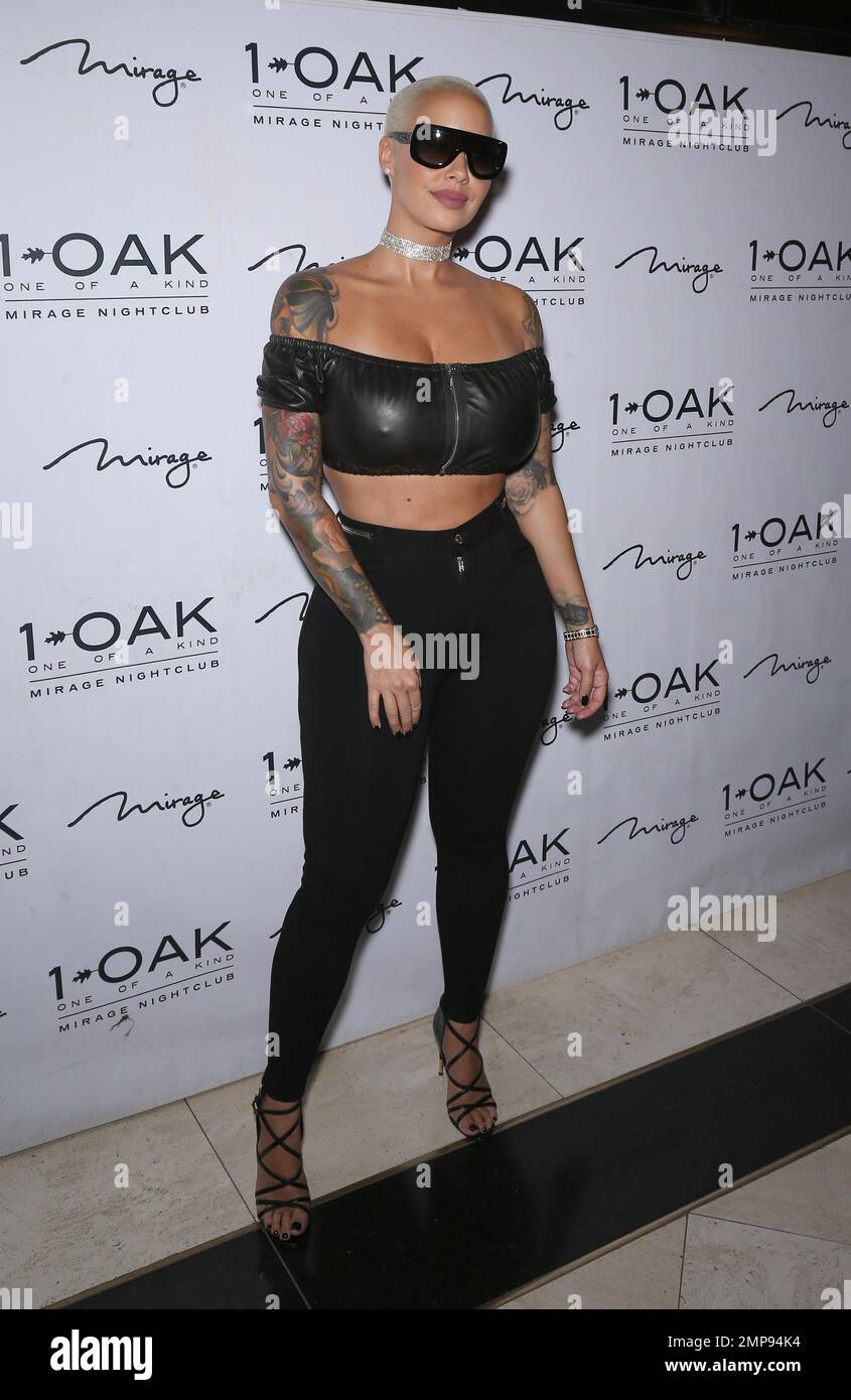 Amber Rose veranstaltet eine Nacht im 1 OAK Nightclub im Mirage in Las Vegas, Nevada. Sie sieht in schwarzen, dünnen Hosen und einem passenden, bauchfreien Lederoberteil mit ihren Ärmeltätowierungen atemberaubend aus. Amber krönte ihr Aussehen mit einer übergroßen Sonnenbrille und einer Halskette aus Diamantkerzen. 16. Juli 2016. Stockfoto