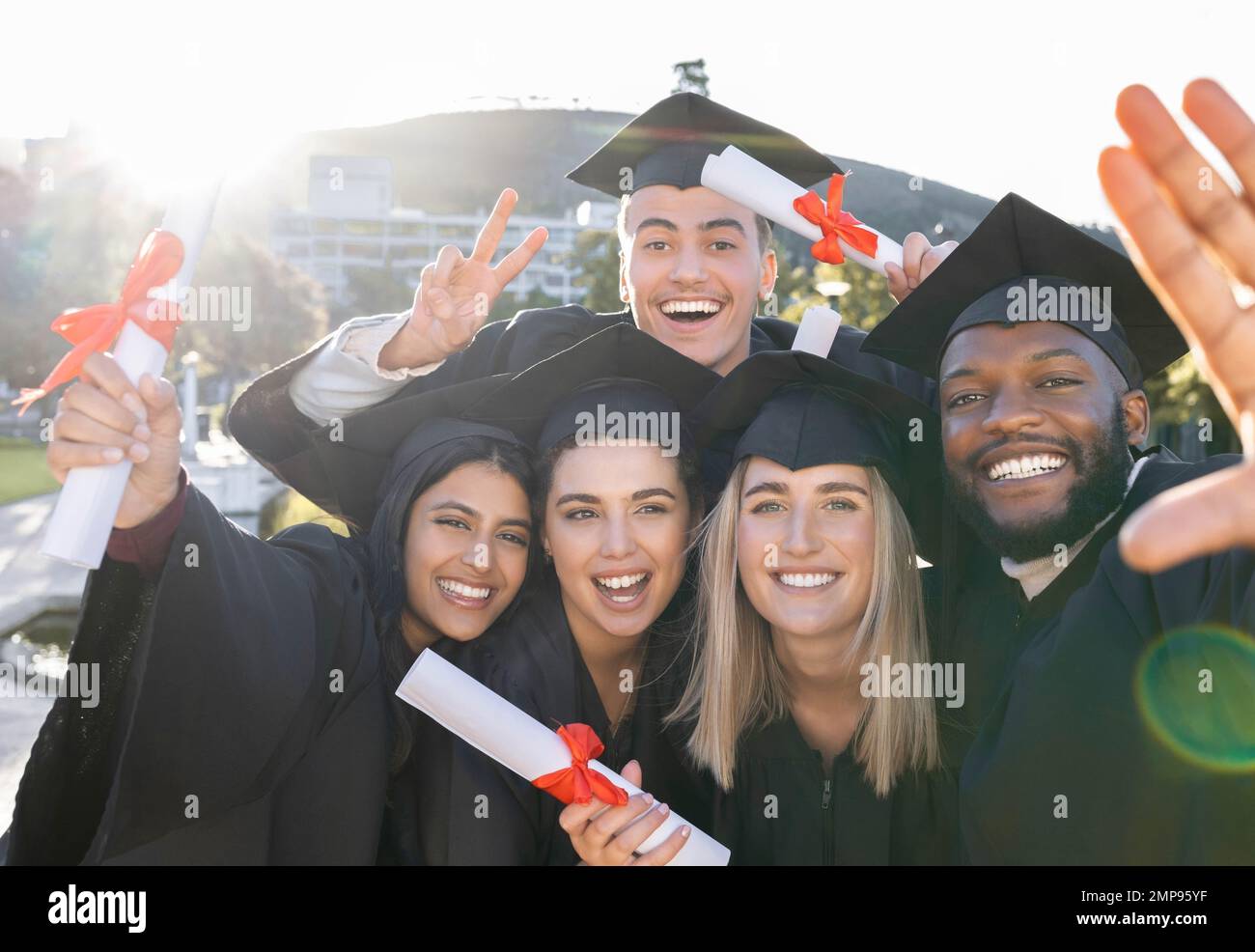 Studentengruppe, Selfie und Abitur mit Stolz, Erfolg und Glück und Unterstützung für Vielfalt. Freunde, Studenten und Absolventen Stockfoto