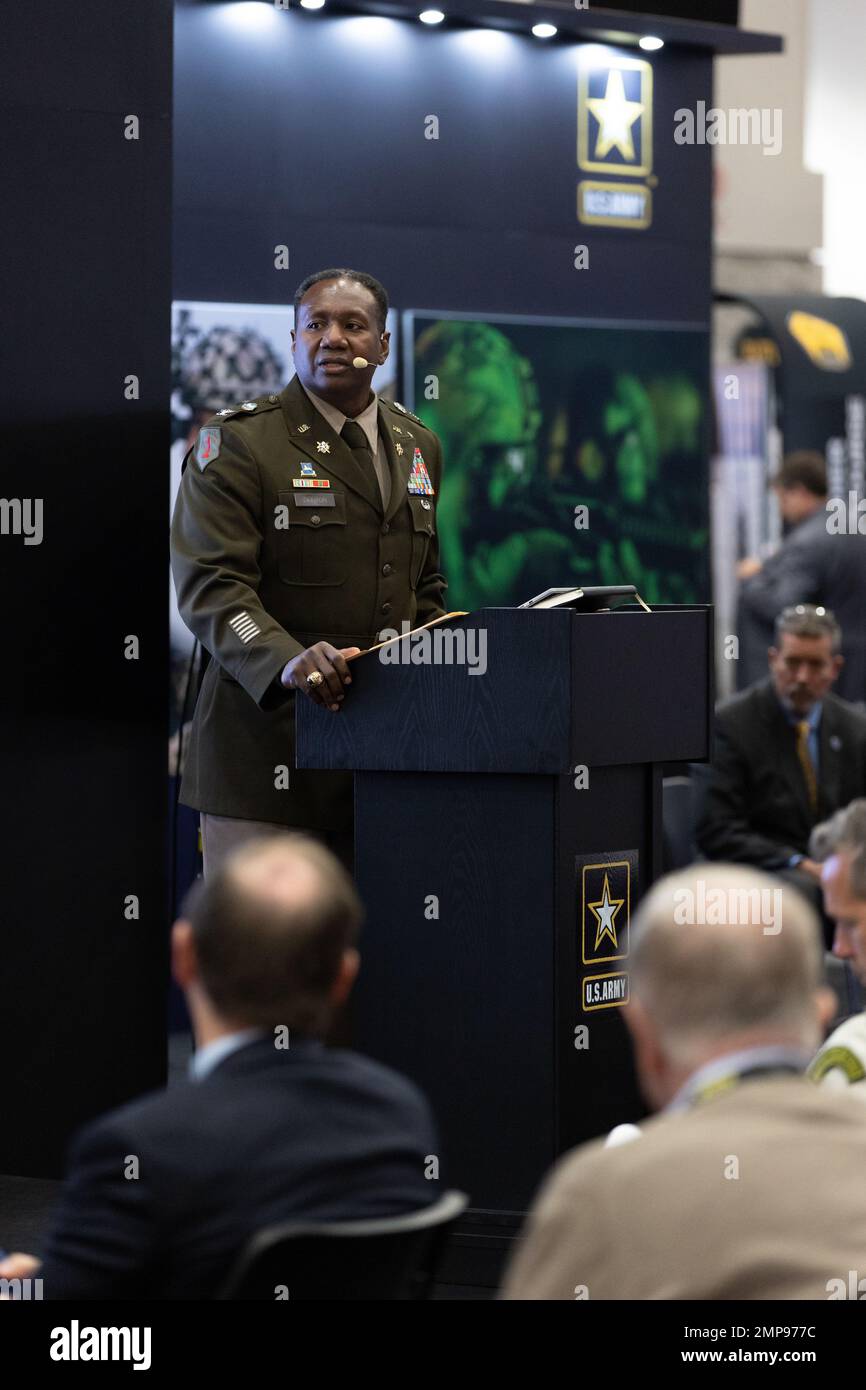 Col. Mark A. Denton, Kommandant, 207. Military Intelligence Brigade ...