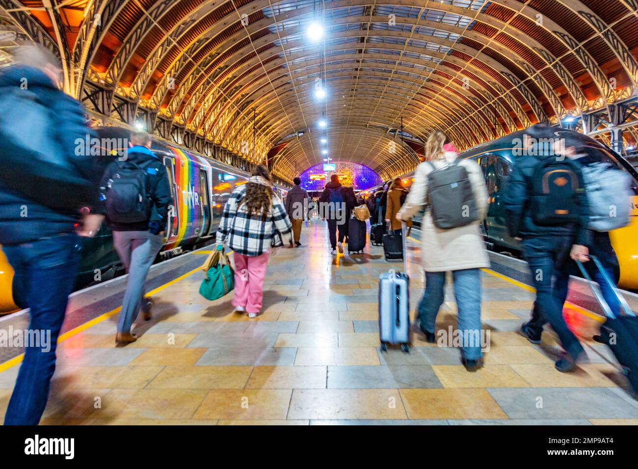 Die Passagiere Rasen am Bahnhof Paddington entlang, um in einen Zug zu steigen. Stockfoto