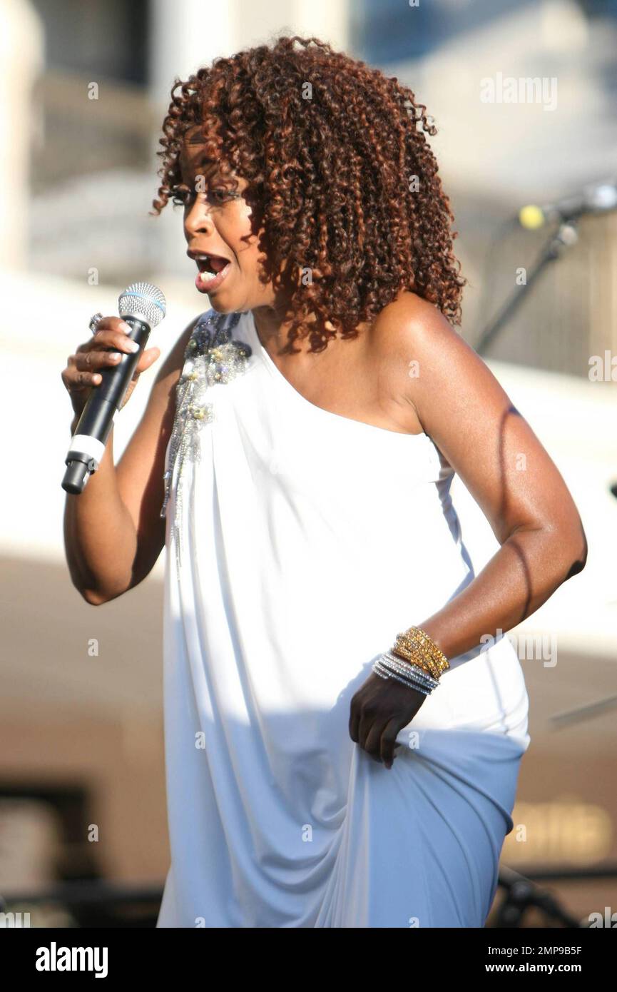 Sängerin und Schauspielerin Jennifer Leigh Warren tritt live auf einer Open-Air-Bühne im Americana auf der Brand Outdoor Shopping and Entertainment plaza in Glendale auf. Los Angeles, Kalifornien. 08/04/10. . Stockfoto