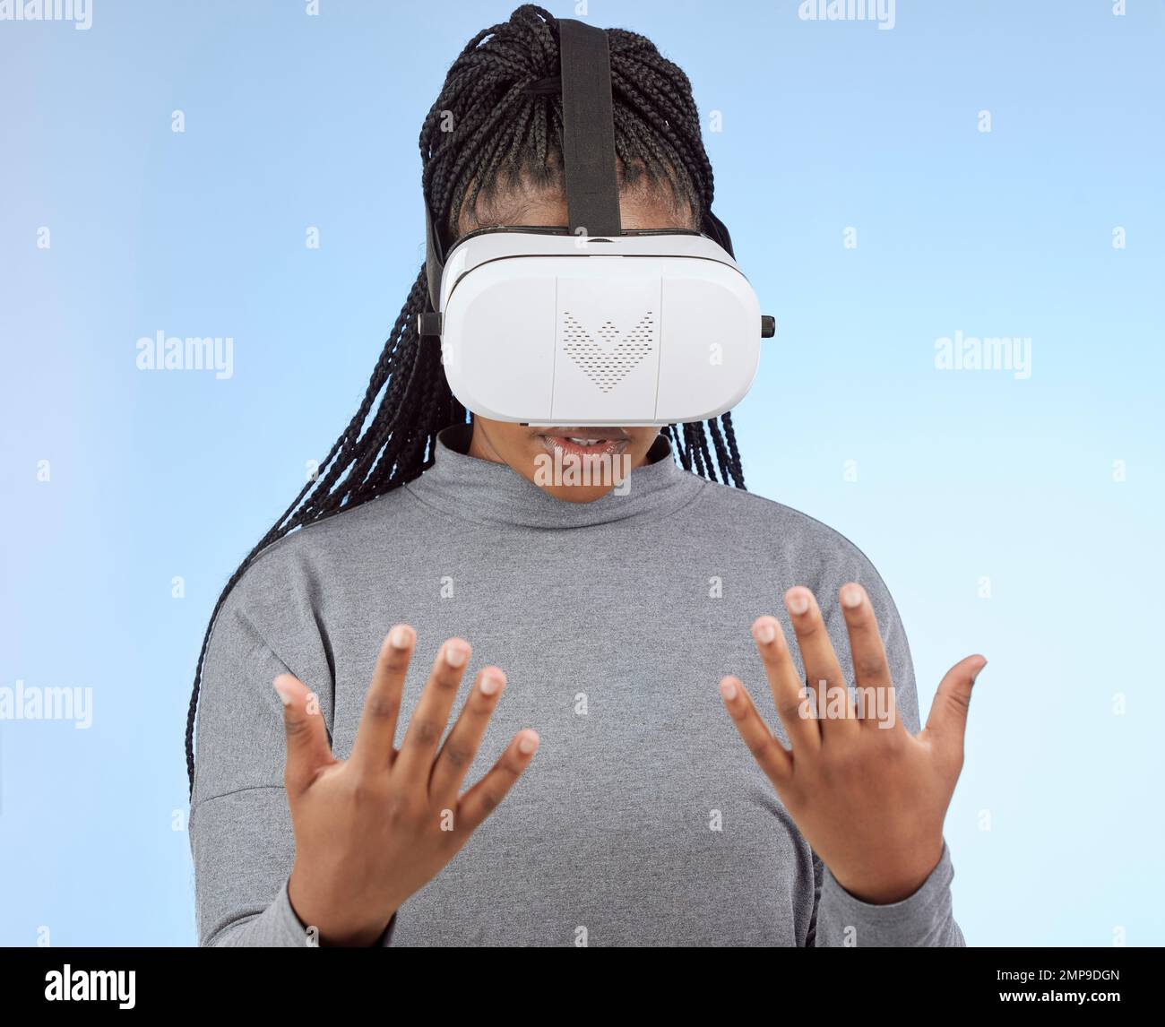 VR, Gaming und Hands with Black Woman und Metaverse für Future, Cyber und 3D-System. Medien-, ui- und Web-Technologie mit Girl und Headset für das Internet Stockfoto