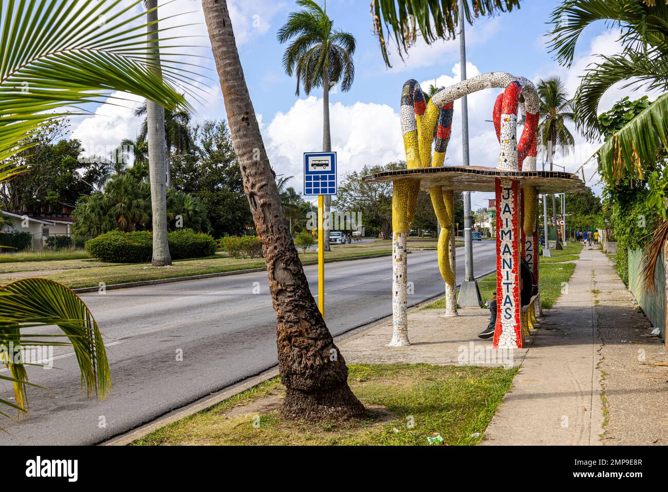 Geflieste Bushaltestelle in Fusterlandia, Jaimanitas, Havanna, Kuba Stockfoto