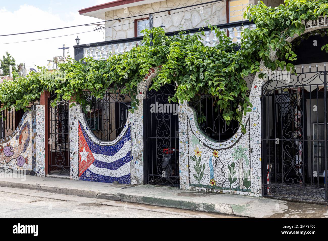 Geflieste Gartenwand in Fusterlandia, Jaimanitas, Havanna Stockfoto