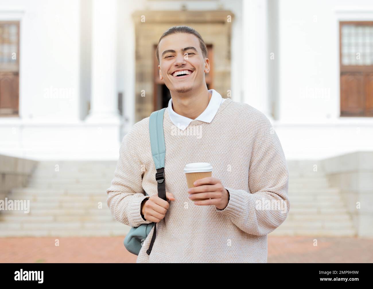 Glücklicher Student an der Universität mit Kaffee für Lernen, Zukunft und Akademiker, Erfolg und höhere Bildung. Gesicht, Lerner und Stipendium Stockfoto