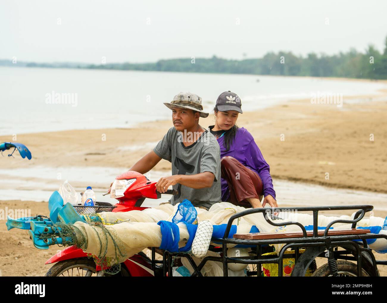 Januar 20 2023 - Chumphon Thailand Fischer mit Rollern, die so umgebaut wurden, dass sie mehr Menschen am Strand parken Stockfoto