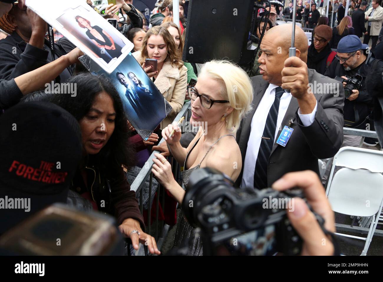 Gillian Anderson signs autographs for her fans at her Star ceremony at the Hollywood Walk of Fame on Monday, Jan. 8, 2018, in Los Angeles. (Photo by Willy Sanjuan/Invision/AP) Stockfoto