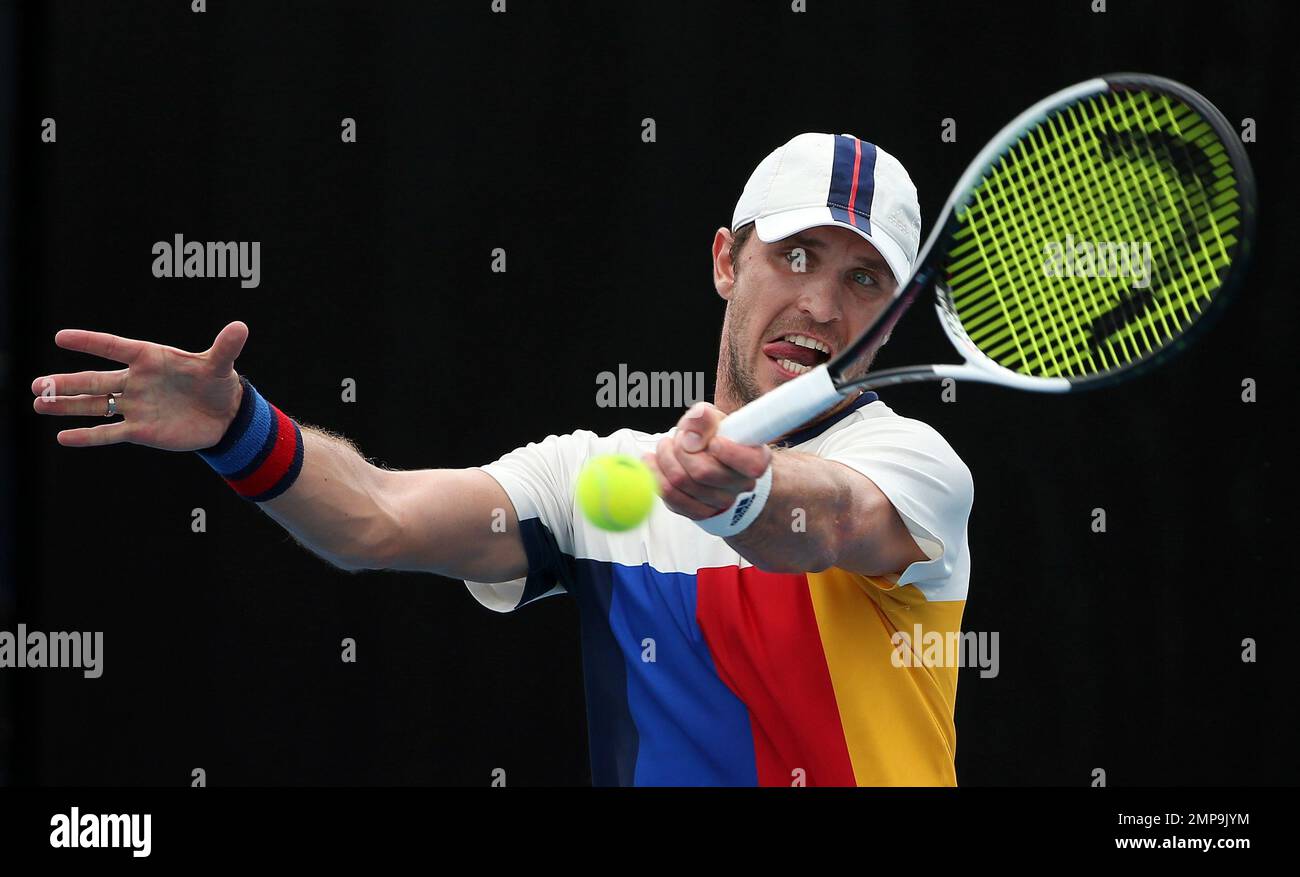 Germany's Mischa Zverev hits a forehand to Leonardo Mayer of Argentina during their match at the Sydney International tennis tournament in Sydney, Tuesday, Jan. 9, 2018. (AP Photo/Rick Rycroft) Stockfoto