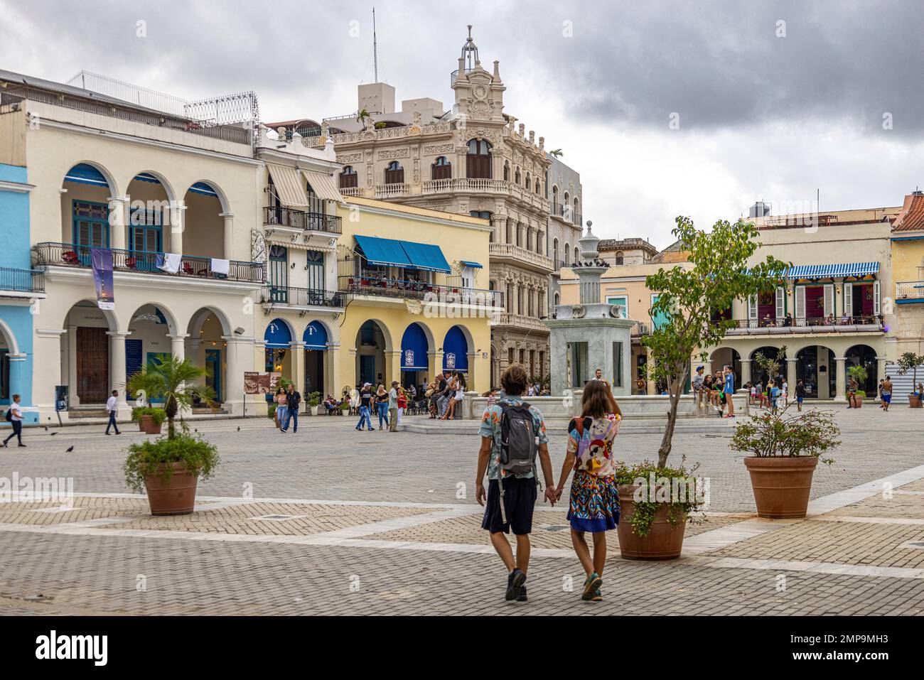 Touristen, Old Square, Old Havana, Havanna, Kuba Stockfoto