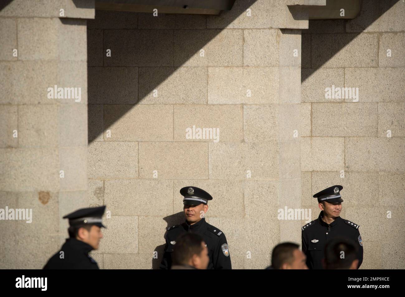 Chinese police officers stand guard during a visit by French President Emmanuel Macron to the Museum of Terracotta Warriors and Horses of Emperor Qin Shihuang in Xi'an in northwestern China's Shaanxi Province, Monday, Jan. 8, 2018. (AP Photo/Mark Schiefelbein) Stockfoto