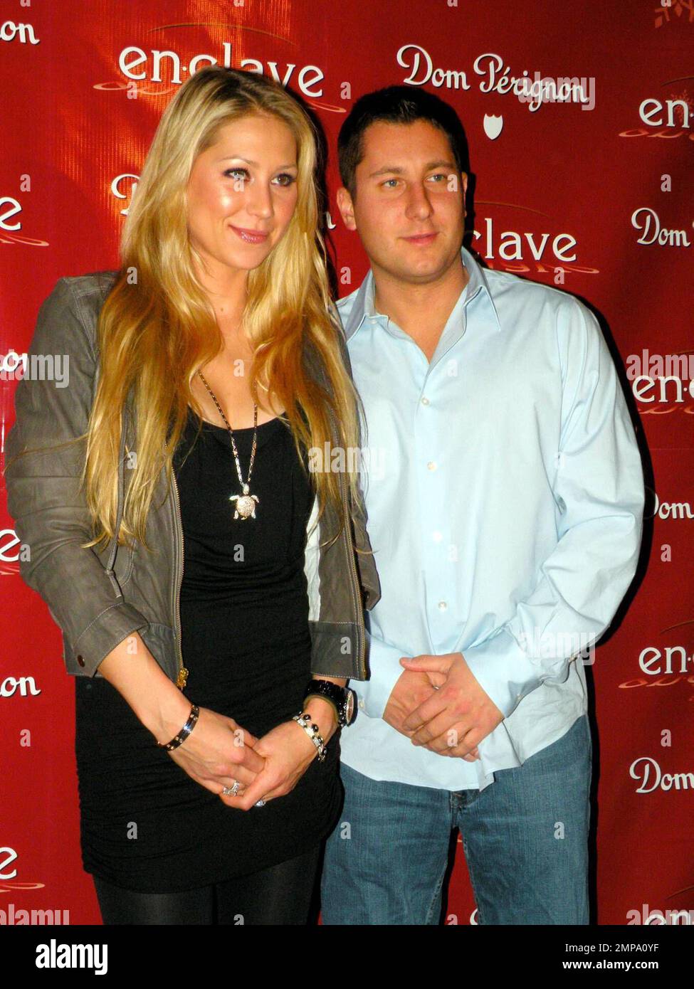 Tennisstar Anna Kournikova posiert für Fotos auf dem roten Teppich bei der Wohltätigkeitsveranstaltung des Union League Boys and Girls Club. Anna war Gastgeber der Veranstaltung im Enclave Nightclub in Chicago, für den Partygäste gebeten wurden, eine Spende von $20 $ oder ein Spielzeug im Wert von $20 $ mitzubringen, um an der Veranstaltung teilzunehmen. Kournikova schweigt immer noch über ihre langjährige Beziehung mit dem lateinischen Crooner Enrique Igelsias. Es wird berichtet, dass Kournikova alle Fragen zu Iglesias in einem kürzlich durchgeführten E-Mail-Interview gelöscht hat. Es gibt auch Berichte, die zeigen, dass Enrique, Sohn von Julio Iglesias, mit Fans wie ein freier Mann interagierte. Stockfoto