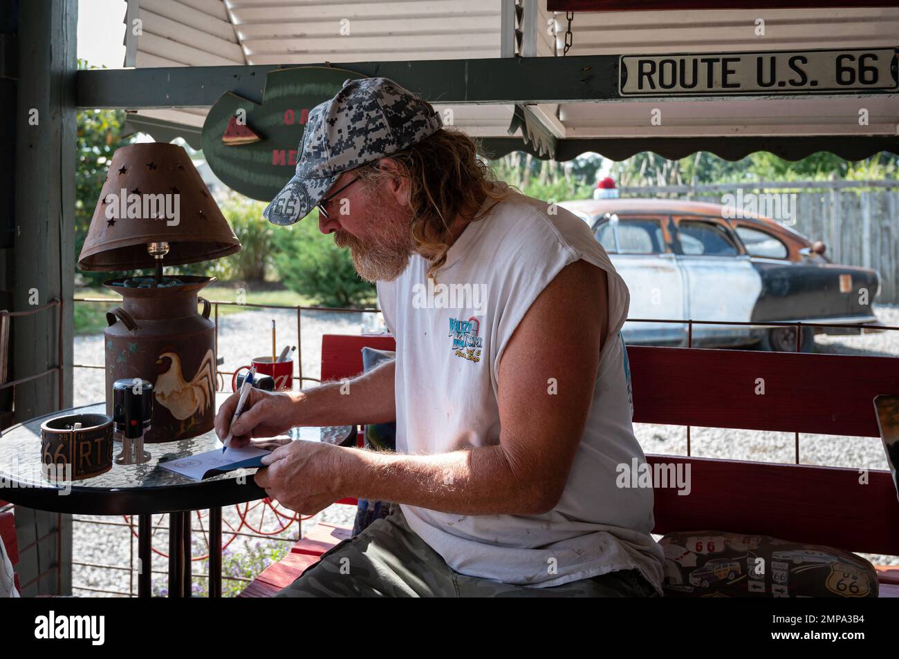 Eine Nahaufnahme des Besitzers der Gary's Gay Parita Sinclair Tankstelle an der Route 66 Stockfoto Eine Nahaufnahme des Besitzers der Gary's Gay Parita Sinclair Tankstelle an der Route 66 Stockfoto