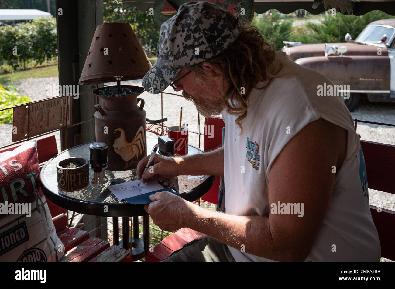 Eine Nahaufnahme des Besitzers der Gary's Gay Parita Sinclair Tankstelle an der Route 66 Stockfoto Eine Nahaufnahme des Besitzers der Gary's Gay Parita Sinclair Tankstelle an der Route 66 Stockfoto