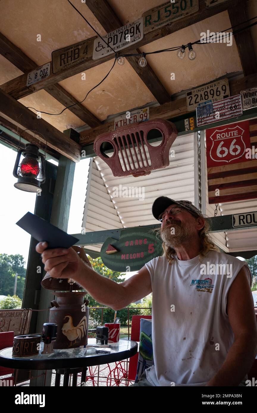 Eine vertikale Aufnahme des Besitzers der Gary's Gay Parita Sinclair Tankstelle auf der Route 66 Stockfoto Eine vertikale Aufnahme des Besitzers der Gary's Gay Parita Sinclair Tankstelle auf der Route 66 Stockfoto
