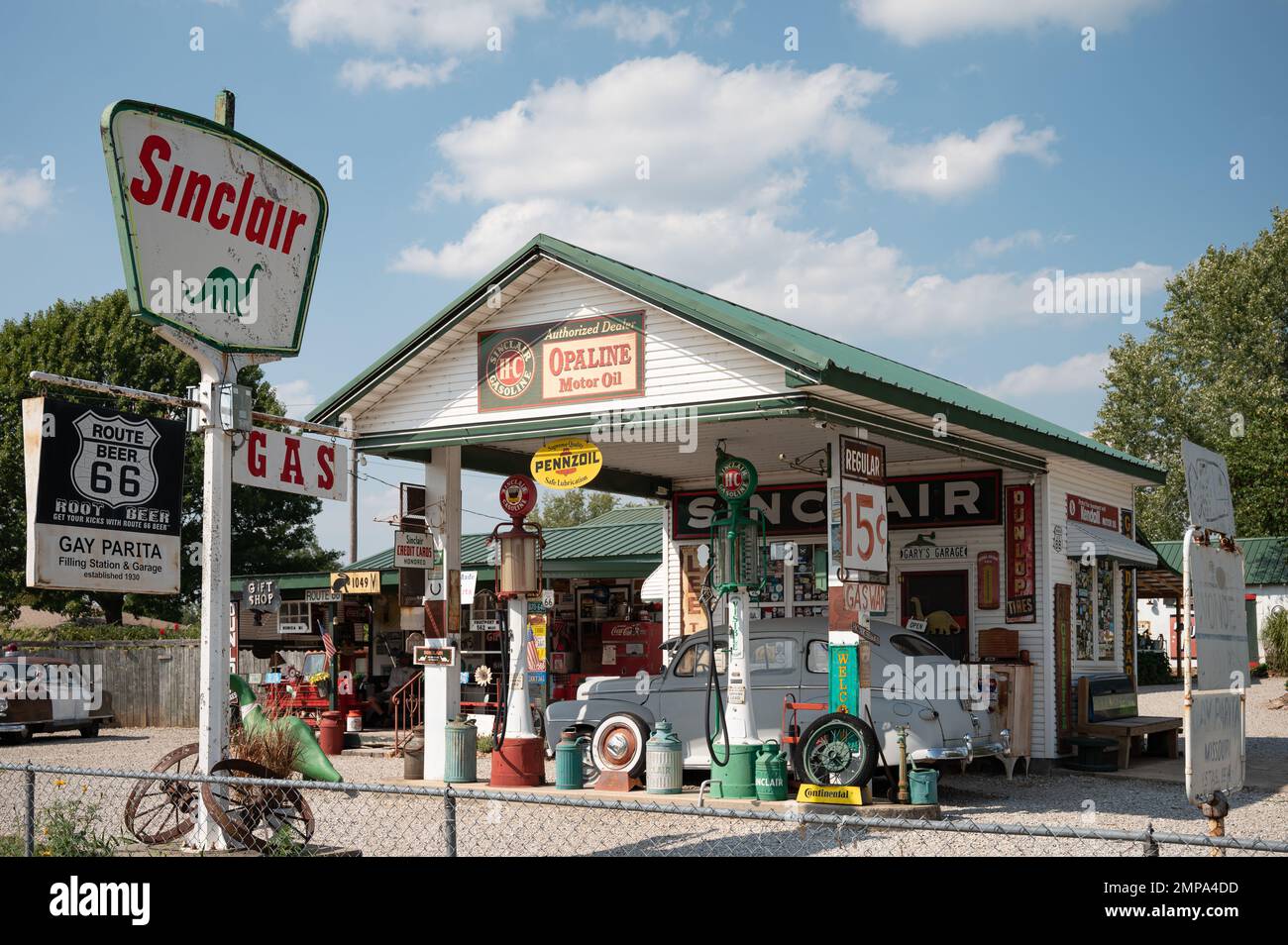 Ein Ford Super Deluxe an der Gary's Gay Parita Sinclair Tankstelle, Ash Grove, USA Stockfoto Ein Ford Super Deluxe an der Gary's Gay Parita Sinclair Tankstelle, Ash Grove, USA Stockfoto