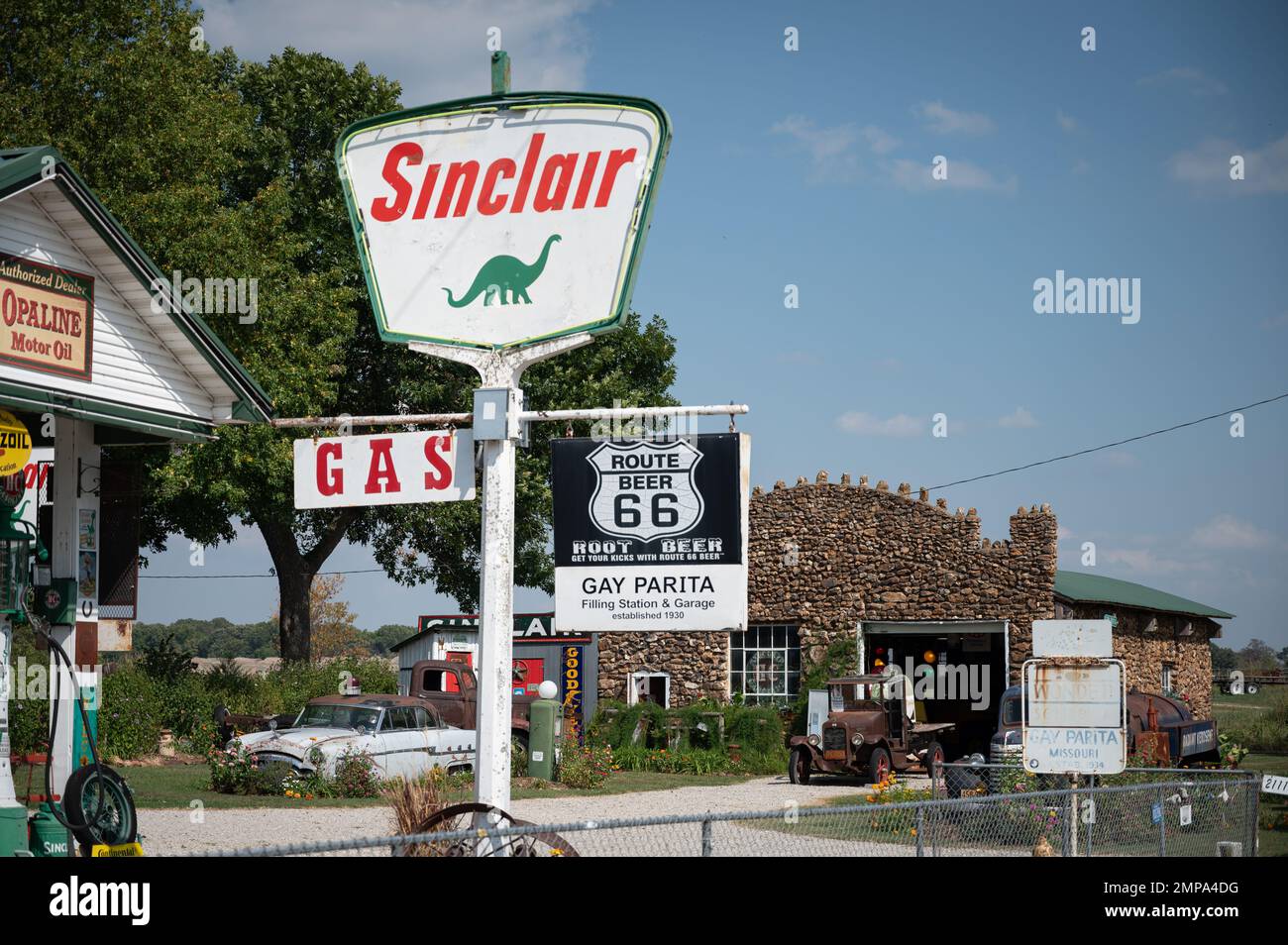 Eine Nahaufnahme des Sinclair-Tankstellenschilds bei Gary's Gay Parita, Ash Grove, USA Stockfoto Eine Nahaufnahme des Sinclair-Tankstellenschilds bei Gary's Gay Parita, Ash Grove, USA Stockfoto