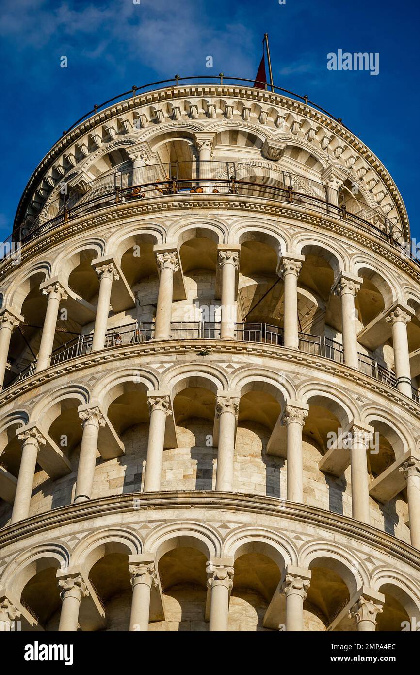 Eine vertikale Aufnahme der oberen Hälfte eines großen schiefen Turms von Pisa unter blauem Himmel Stockfoto