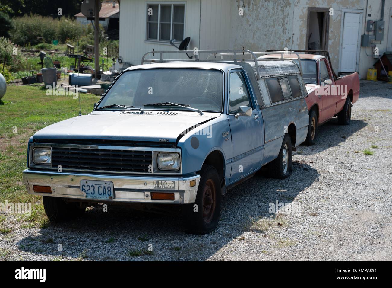 Nahaufnahme eines alten, verlassenen blauen Chevrolet LUV Mikado im Sonnenlicht Stockfoto